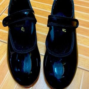 Girls black patent leather tap shoes size 12M.
